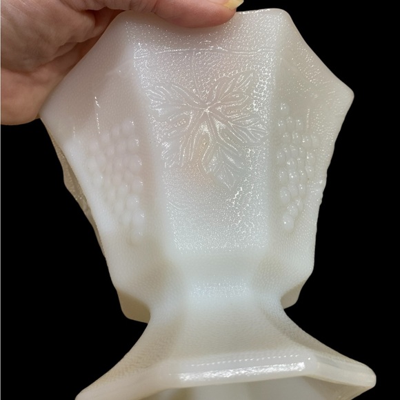 Vintage Fire King Anchor Hocking Milk Glass 'Grapes',  8-panel pedestal dish - Picture 3 of 7